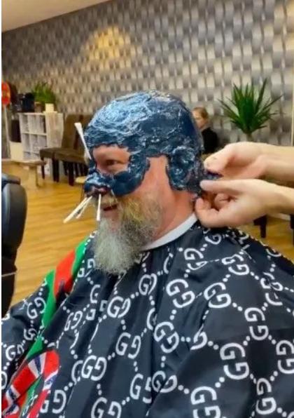 国外一家理发店推出全脸蜜蜡脱毛_专业人士分析：可能会让客人窒息(蜜蠟脫毛理發店)