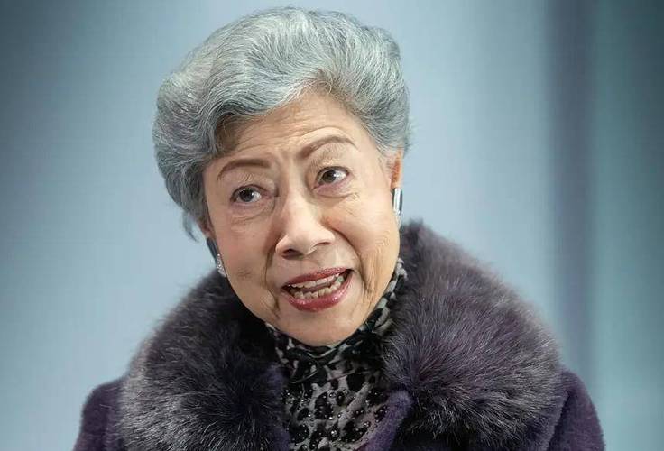 “鬼婆”罗兰：相亲被嫌弃晦气_一生未婚_遗体将无偿捐献(晦氣遺體捐獻)
