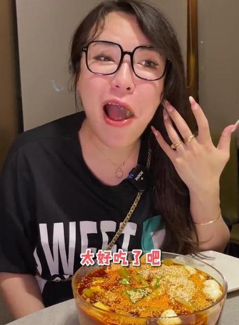 网红吃播浪胃仙走红后瘦成纸片_留长发割双眼皮_承认自己整容！(紙片整容走紅)