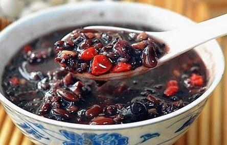 「食疗药膳」补肾黑发_来碗滋补黑豆粥(補腎滋補藥膳)