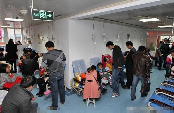 1岁宝宝发烧去医院看病_医院椅子成利器_宝宝受伤_缝三十多针(醫院受傷寶寶)