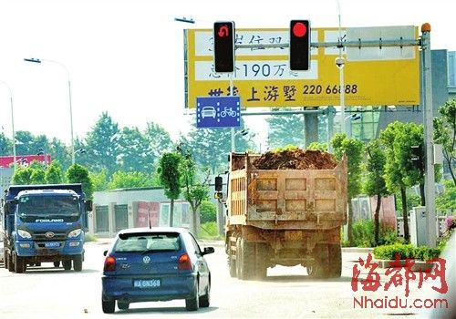 渣土车组队闯红灯_交警怒怼：这简直是“渣男车”_太渣了(渣土抓拍闖紅燈)