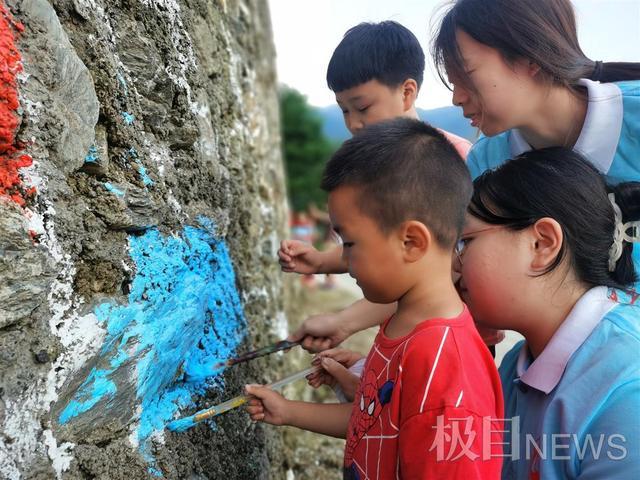 村里来了一群“画家”！武汉理工大学学生巧手作画为乡村“美容”(村裡作畫來瞭)