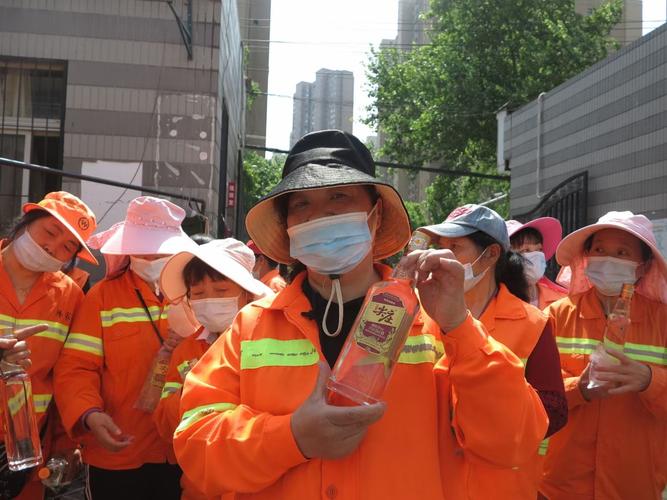 礼赞城市美容师  致敬最美劳动者——兴平市税务局开展庆祝五一劳动节慰问环卫工人主题活动(環衛工人稅務局勞動者)