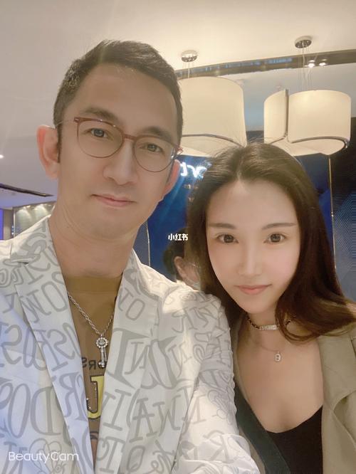 王凯美容院护肤并与店员亲切合影_美容效果显而易见的好(美容院並與店員)