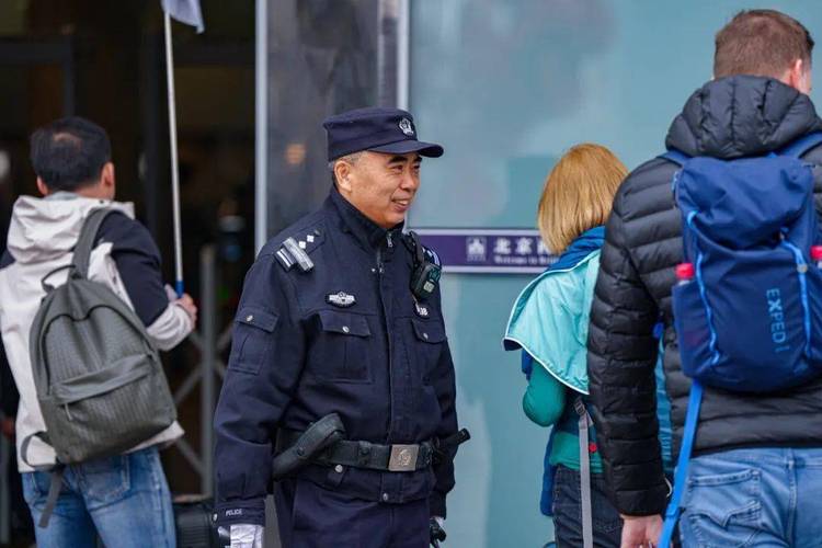 富豪太太不甘生活乏味_爱上年轻小伙_警察来到了她家(小馬康妮查理)