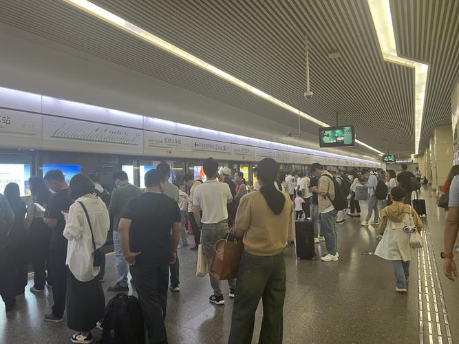 五和地铁站早晚高峰挤爆了!人大代表建议提升其枢纽功能(樞紐城市功能)