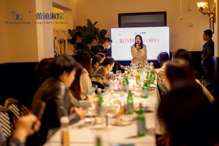 美人如诗_蔓妙多姿_诗蔓莱安逸珲店开业酒会成功举行(酒會如詩開業)