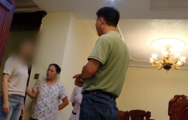 家用摄像头拍对床视频70元十个_谁在买谁在卖(攝像頭視頻人民日報)
