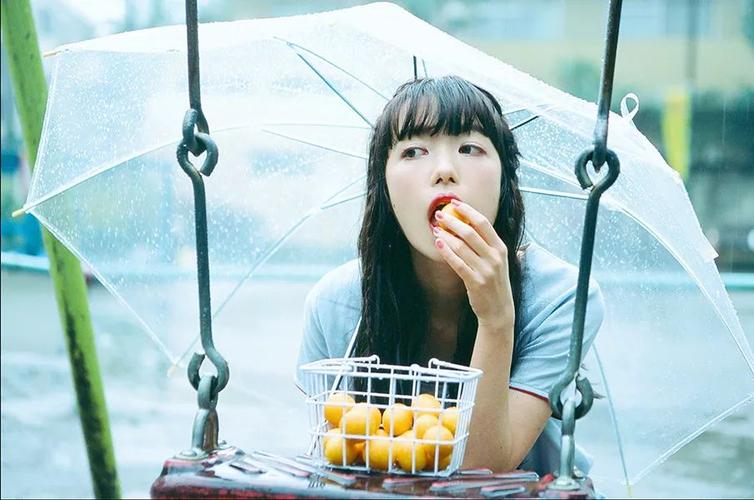 每刻美丨下雨天发型怎么整?听听专业发型师怎么说吧(下雨天發型說吧)